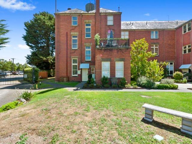 Stylish Fully Furnished Apartment in Prime North Wendouree Location