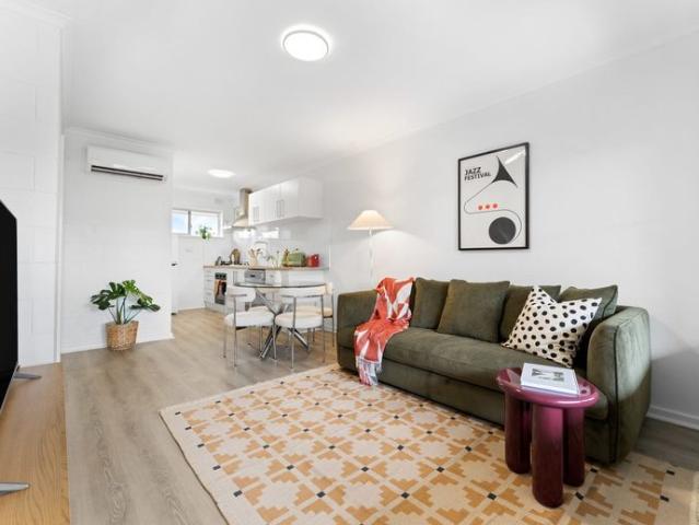 Stylish, Fully Furnished City Fringe Apartment in Sophisticated Locale