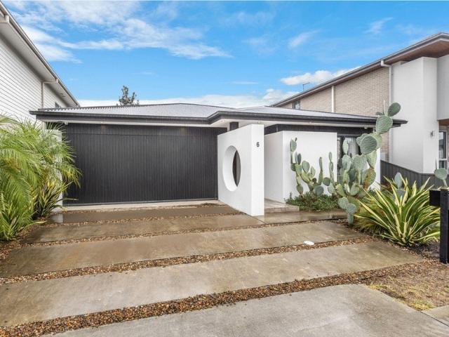 Stylish & Fully Furnished Ex Display Home