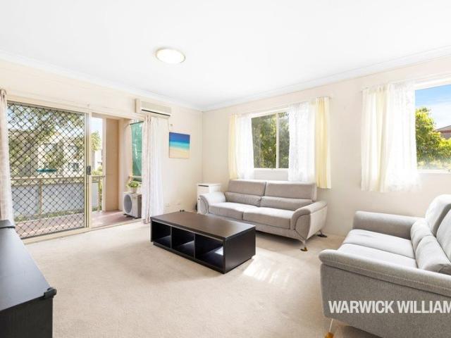 STYLISH FULLY FURNISHED LIVING MOMENTS FROM EASTWOOD STATION