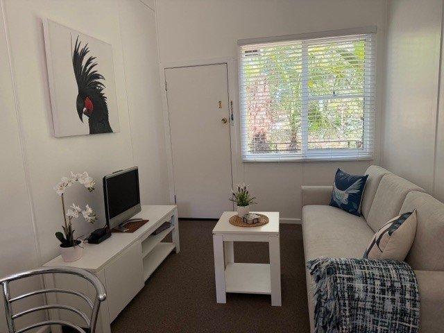 STYLISH, FULLY FURNISHED LIVING WALK TO CBD