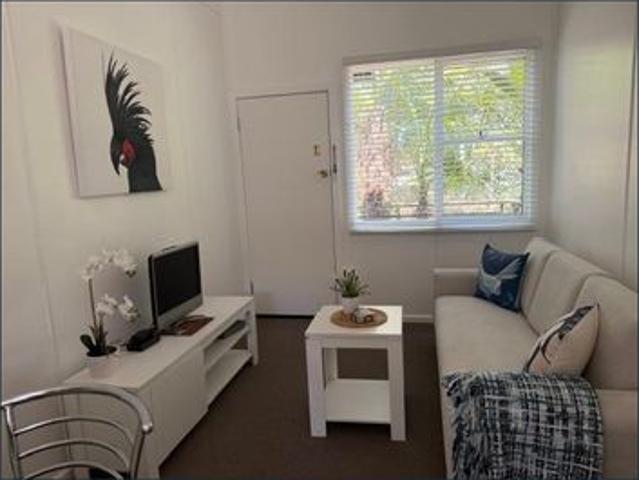 STYLISH, FULLY FURNISHED LIVING WALK TO CBD