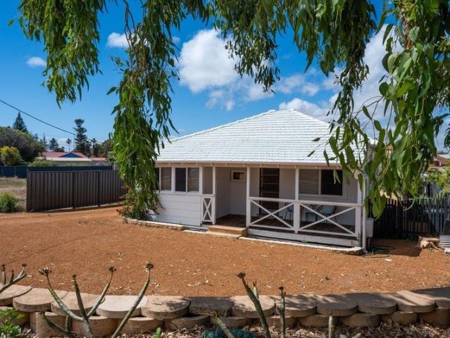 Stylish, Fully Furnished Living with R40 Development Potential