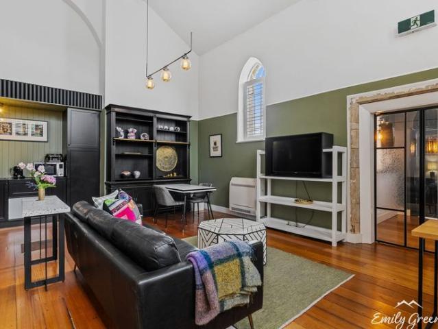Stylish, Fully Furnished Studio Apartment