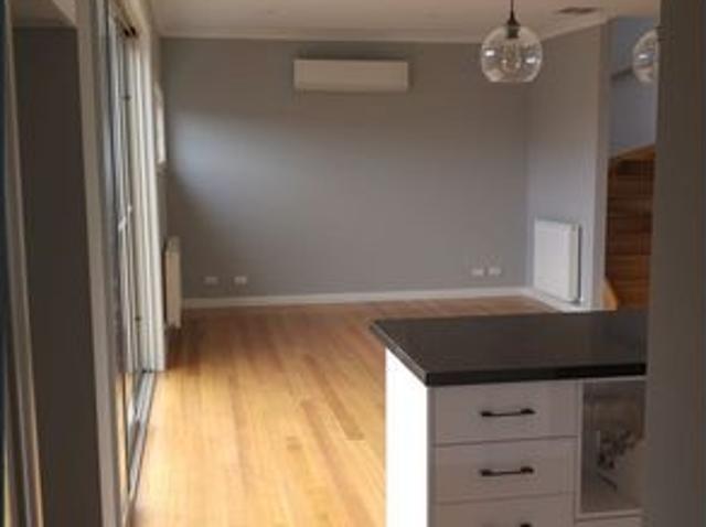 Stylish & fully featured townhouse with great location and quiet neighbourhood