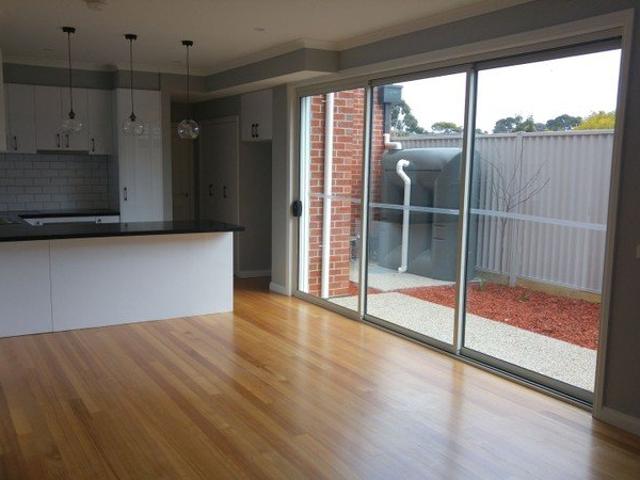 Stylish & fully featured townhouse with great location and quiet neighbourhood