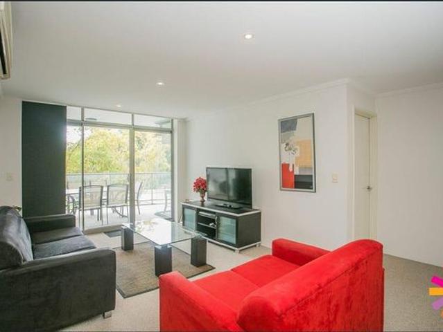 STYLISH FURNISHED APARTMENT IN A PRIME WATERFRONT LOCATION