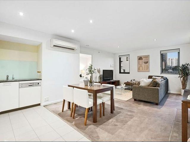 Stylish furnished One Bedroom Apartment with stunning River and City Views and Resort Style Facilities