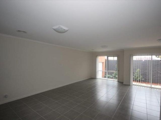 Stylish family townhouse in prime Burwood East location