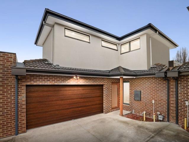 Stylish Family Townhouse with Ground Floor Main Suite