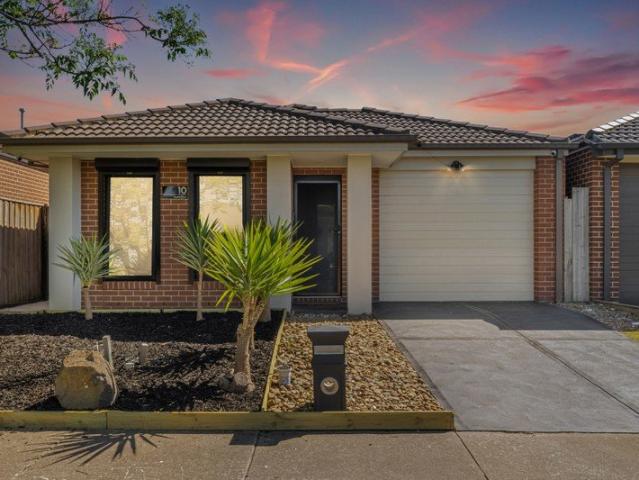 Stylish Family Comfort With Alfresco Appeal