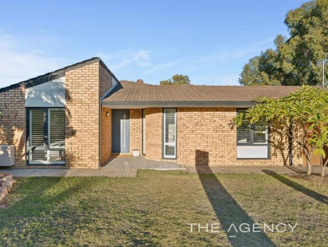 STYLISH FAMILY ENTERTAINER WITH POOL