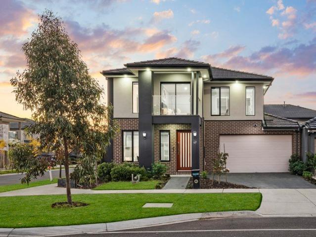Stylish Family Excellence in Prestigious Modeina Estate
