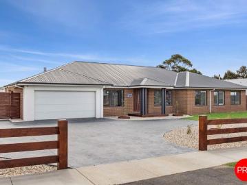 Stylish Family Home on Expansive Kyneton Allotment
