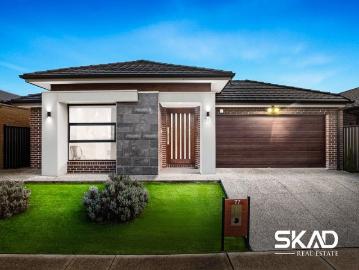 Stylish Family Home on 458sqm with Dual Kitchens & Solar Efficiency