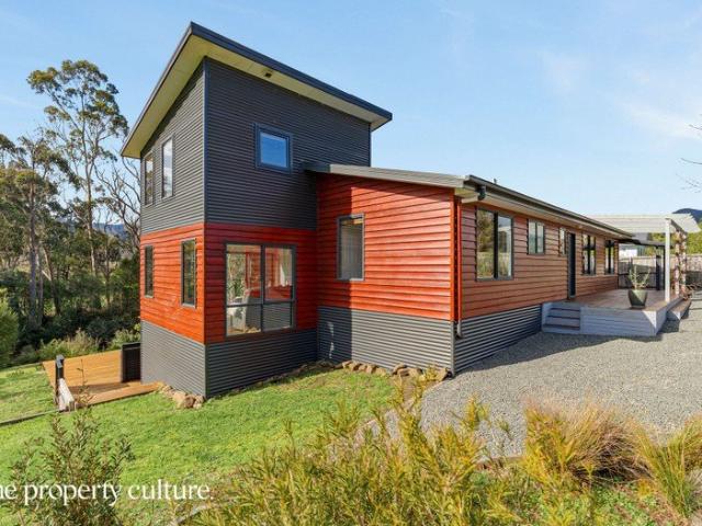 Stylish Family Home With Mountain River Frontage