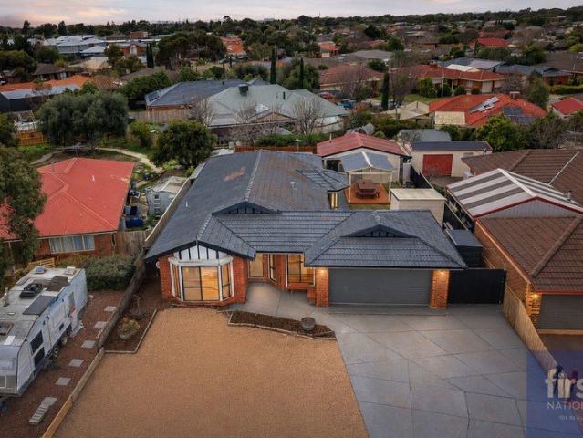 Stylish Family Home with Renovated Kitchen, Year Round Comfort & Exceptional Outdoor Living!