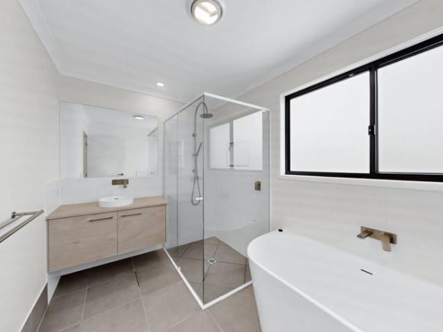 STYLISH FAMILY HOME!