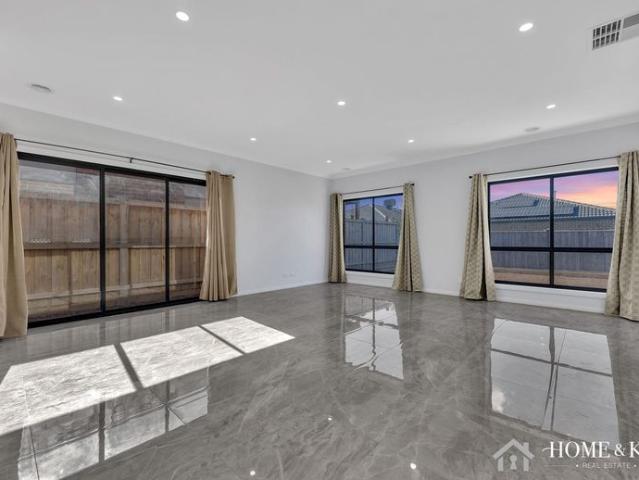Stylish Family Living / Huge Electricity Savings $$$$ Solar Panels