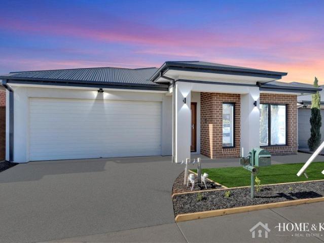 Stylish Family Living / Huge Electricity Savings $$$$ Solar Panels