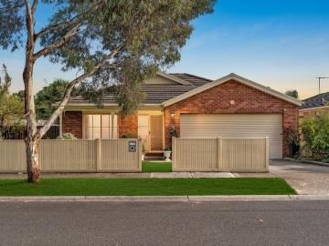 Stylish Family Living in a Convenient Hampton Park Location
