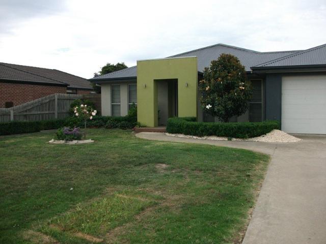 STYLISH FAMILY LIVING IN A PEACEFUL COURT SETTING