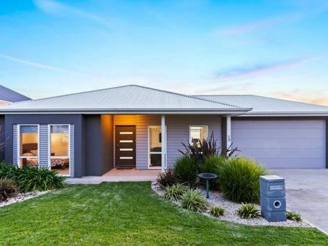 Stylish Family Living in a Prized Coastal Precinct