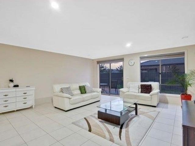 STYLISH FAMILY LIVING IN A PRIME TARNIET LOCATION!