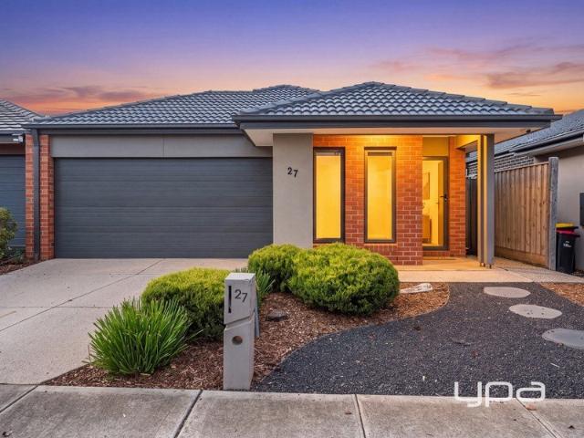 STYLISH FAMILY LIVING IN A PRIME WEIR VIEWS LOCATION!