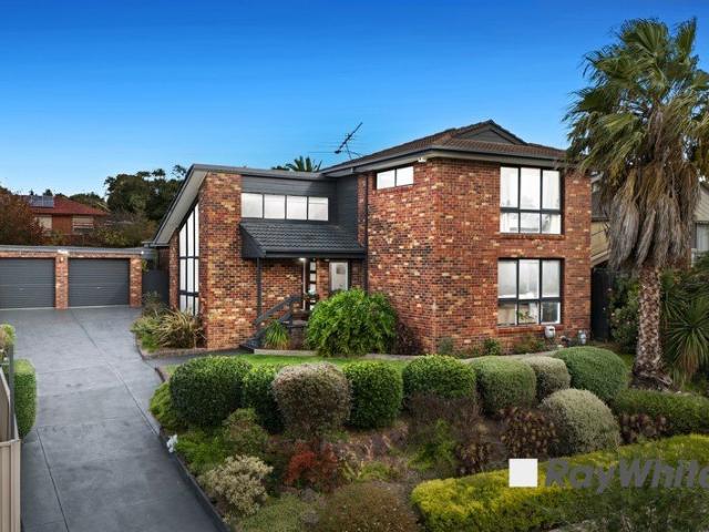 STYLISH FAMILY LIVING IN A PRIME COURT LOCATION!