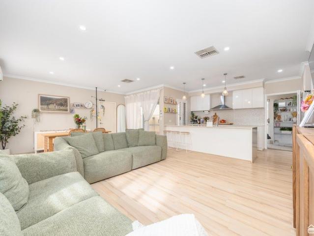 STYLISH FAMILY LIVING IN BYFORD HOTSPOT