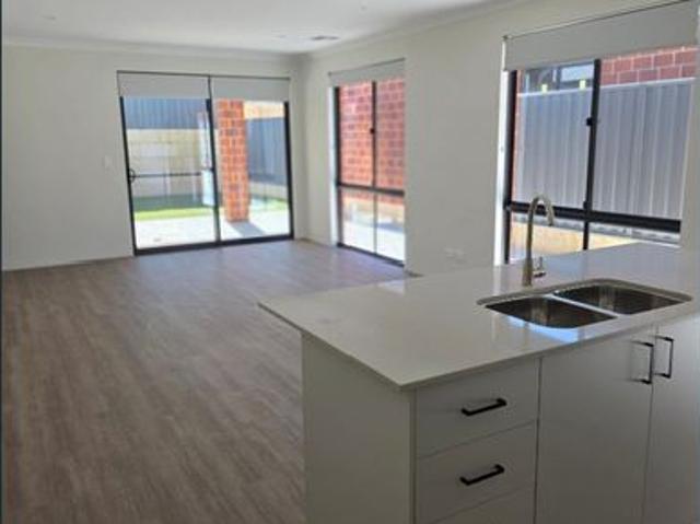 Stylish Family Living in Sought After Lakelands