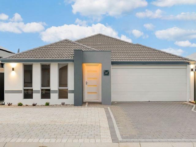 STYLISH FAMILY LIVING IN PRIME WELLARD LOCATION!