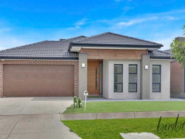 Ex DISPLAY HOME Stylish Family Living in the Heart of Kinbrook Estate