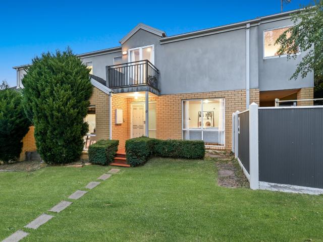 Stylish Family Living in the Pinewood & Brentwood School Zones