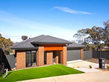 Stylish family living just 2.5km from town centre, side driveway access for a caravan!
