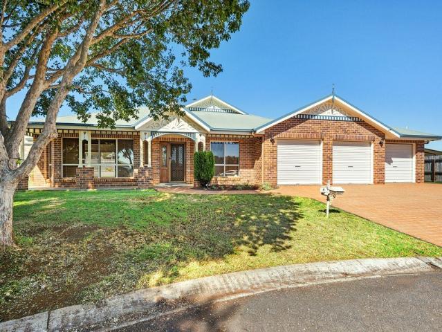 Stylish Family Living on 891sqm + Powered Shed