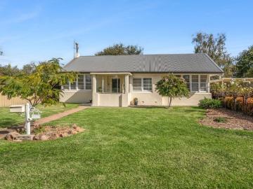 Stylish Family Living on a Generous 1,043m² Block in Sought After West Goulburn