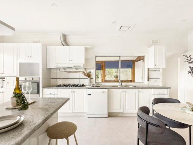 Stylish Family Living Opposite Edgars Creek Park