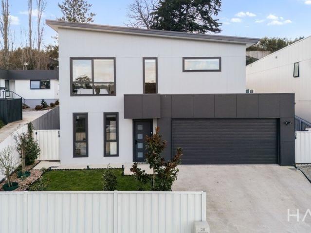 Stylish Family Living Opposite Punchbowl Reserve