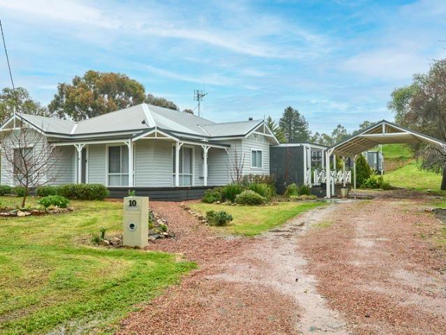 Stylish Family Living Walk To Town Location
