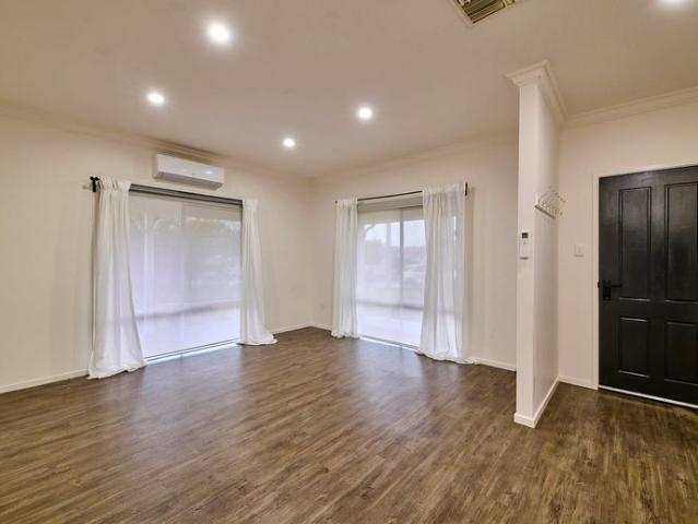 Stylish Family Living Walk To Town Location