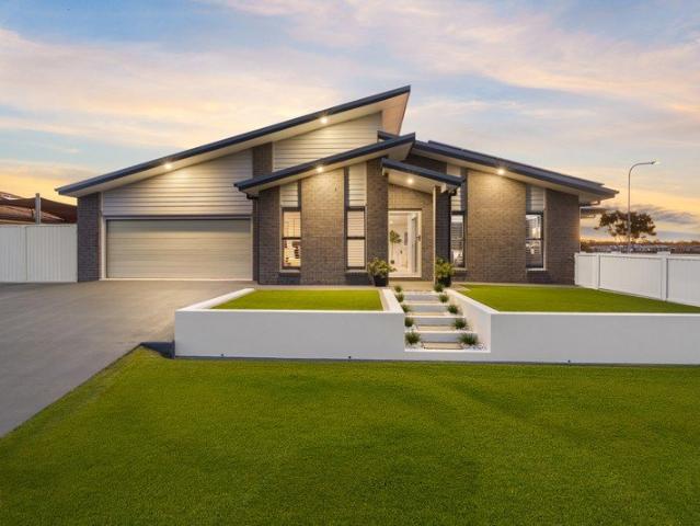 Stylish Family Living with Beautiful Lake Views