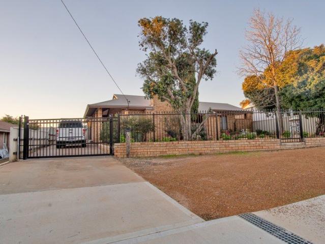 STYLISH FAMILY LIVING WITH BUSHLAND VIEWS