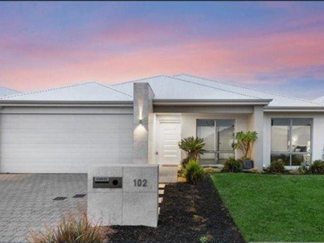 STYLISH FAMILY LIVING WITH DESIGNER FINISHES & IMPRESSIVE OUTDOOR ENTERTAINING