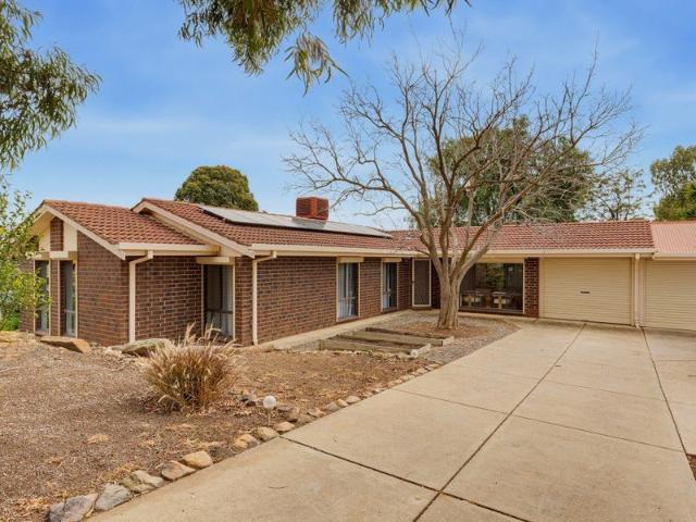 Stylish Family Living with Exceptional Entertaining in the Prestigious 'Oakridge Rise Estate' Onkaparinga Hills