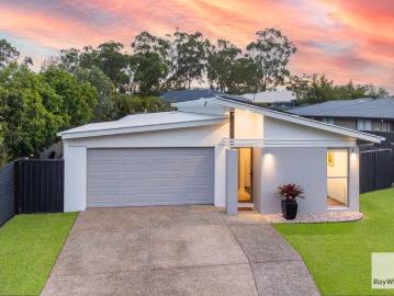 Stylish Family Living with Pool, Caravan Parking & Multiple Living Areas