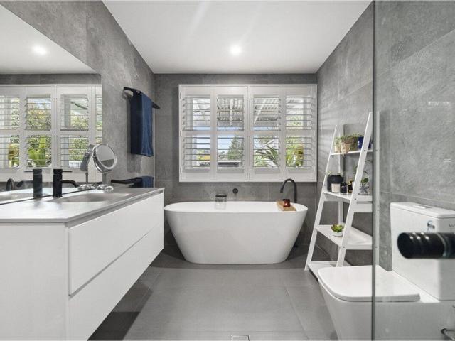 STYLISH FAMILY LIVING WITH REAR LANE ACCESS & SECURE PARKING