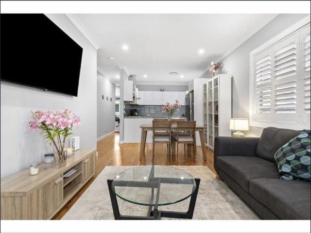 STYLISH FAMILY LIVING WITH REAR LANE ACCESS & SECURE PARKING