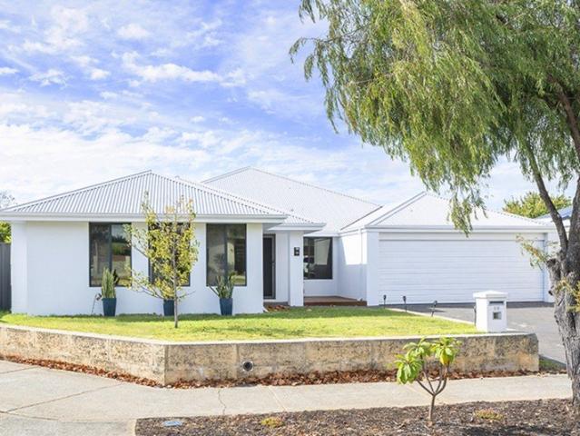 STYLISH FAMILYLIVING WITH ALL THE EXTRAS!
